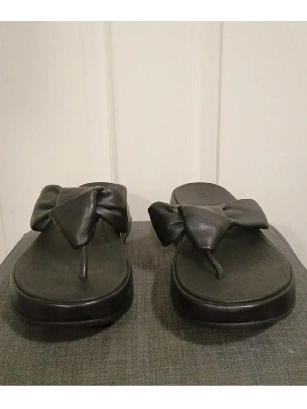 FitFlop Womens Lulu Toe Post Sandals Size 10 Black Leather Comfort - Picture 2 of 8